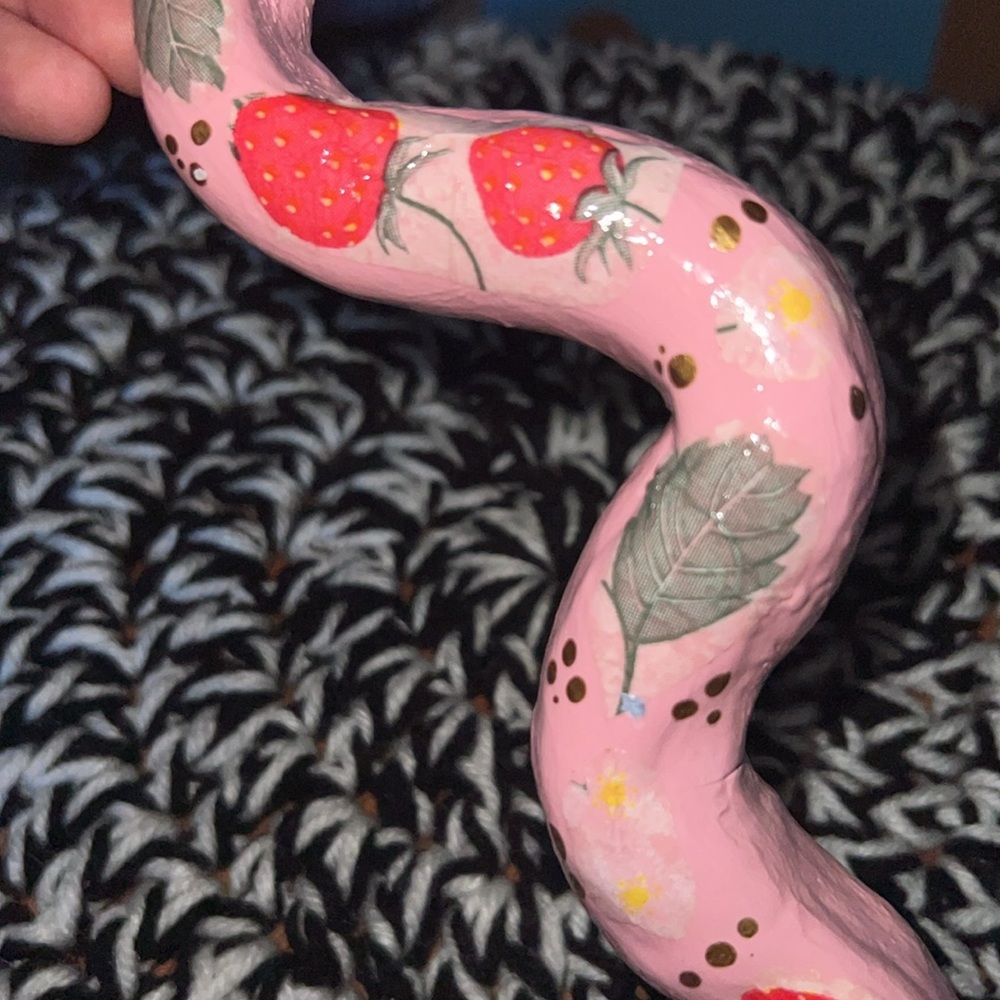 Pink Decorative handmade ceramic strawberry snake decor - Picture 4 of 5